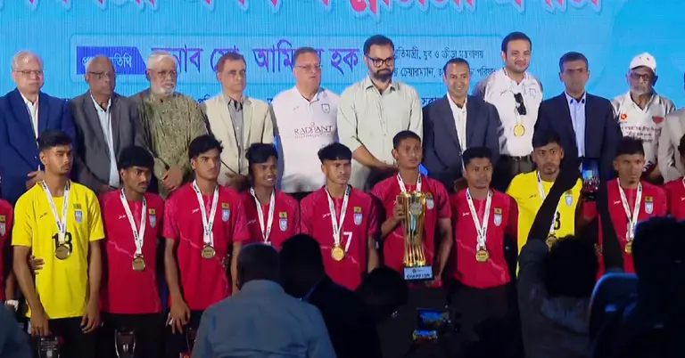 সাফজয়ী অনূর্ধ্ব-২০ ফুটবল দলের খেলোয়াড়রা